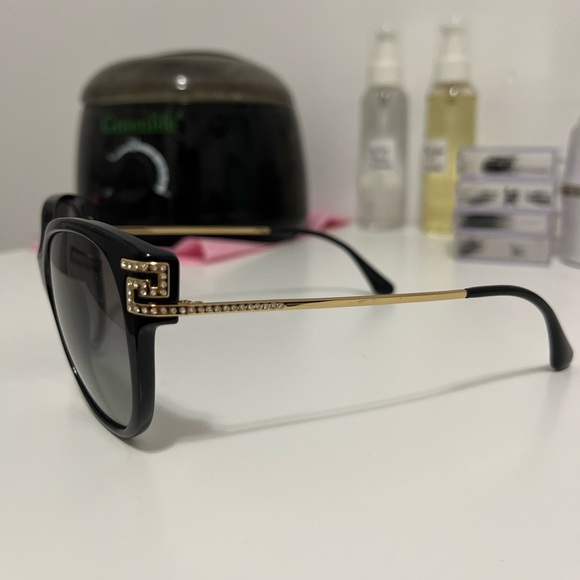 New Versace Sunglasses with case and cleaning cloth - Picture 6 of 8